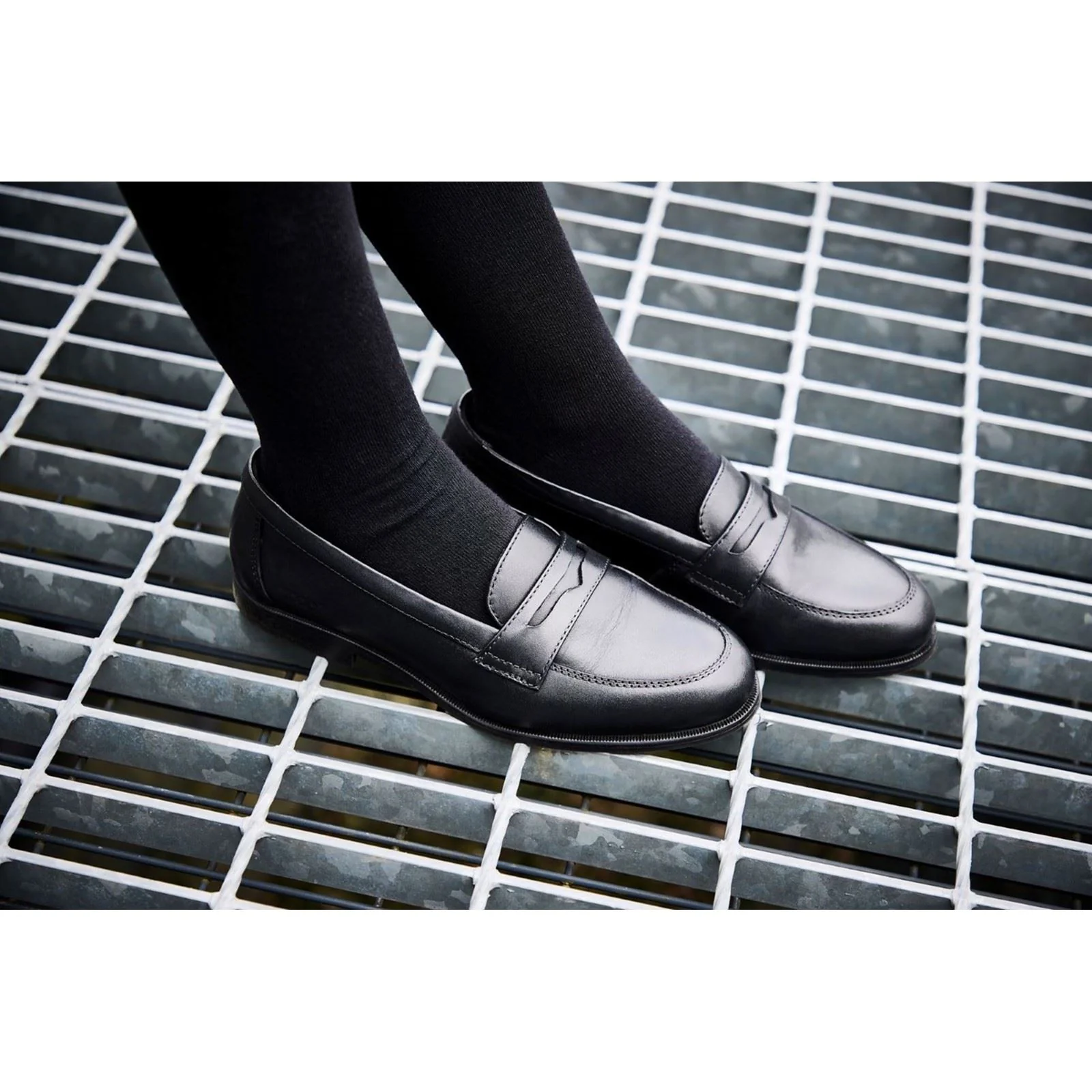Pod Islay Leather Youth Black Loafers - Image 7